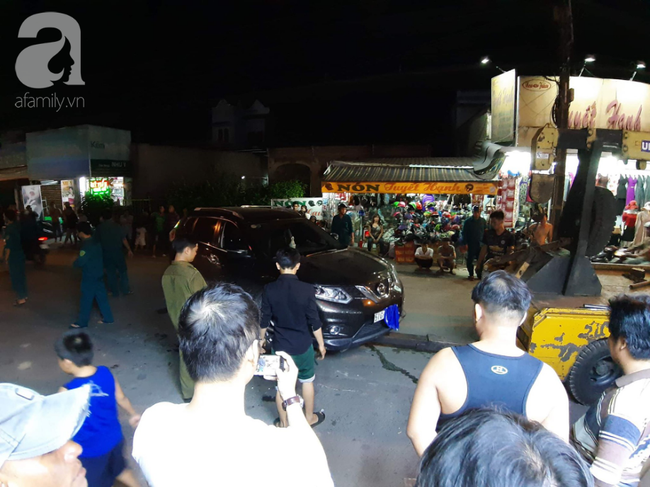 Ô tô điên” tông hàng loạt xe máy, cuốn 1 trẻ em và 3 người lớn vào gầm-2