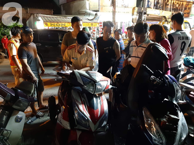 Ô tô điên” tông hàng loạt xe máy, cuốn 1 trẻ em và 3 người lớn vào gầm-4