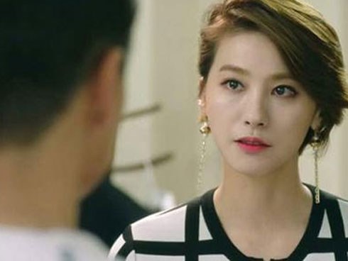 Trước cửa khách sạn, hành động của cô vợ đại gia khiến bồ kinh hãi, chồng sợ tới già