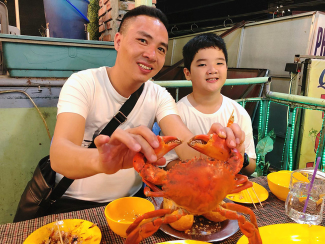 Chồng sắp cưới rất yêu thương con riêng của Hoàng Linh, còn nữ MC đối xử với con riêng của Mạnh Hùng như thế nào?-1