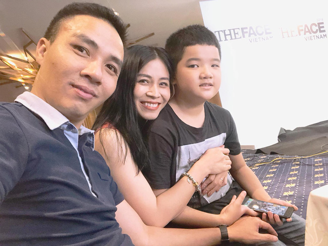 Chồng sắp cưới rất yêu thương con riêng của Hoàng Linh, còn nữ MC đối xử với con riêng của Mạnh Hùng như thế nào?-7