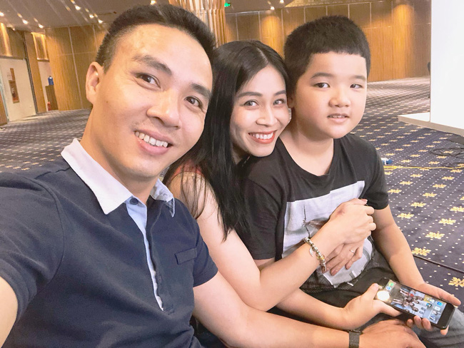 Chồng sắp cưới rất yêu thương con riêng của Hoàng Linh, còn nữ MC đối xử với con riêng của Mạnh Hùng như thế nào?-4