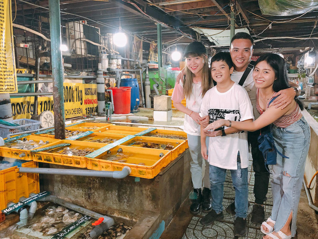 Chồng sắp cưới rất yêu thương con riêng của Hoàng Linh, còn nữ MC đối xử với con riêng của Mạnh Hùng như thế nào?-3