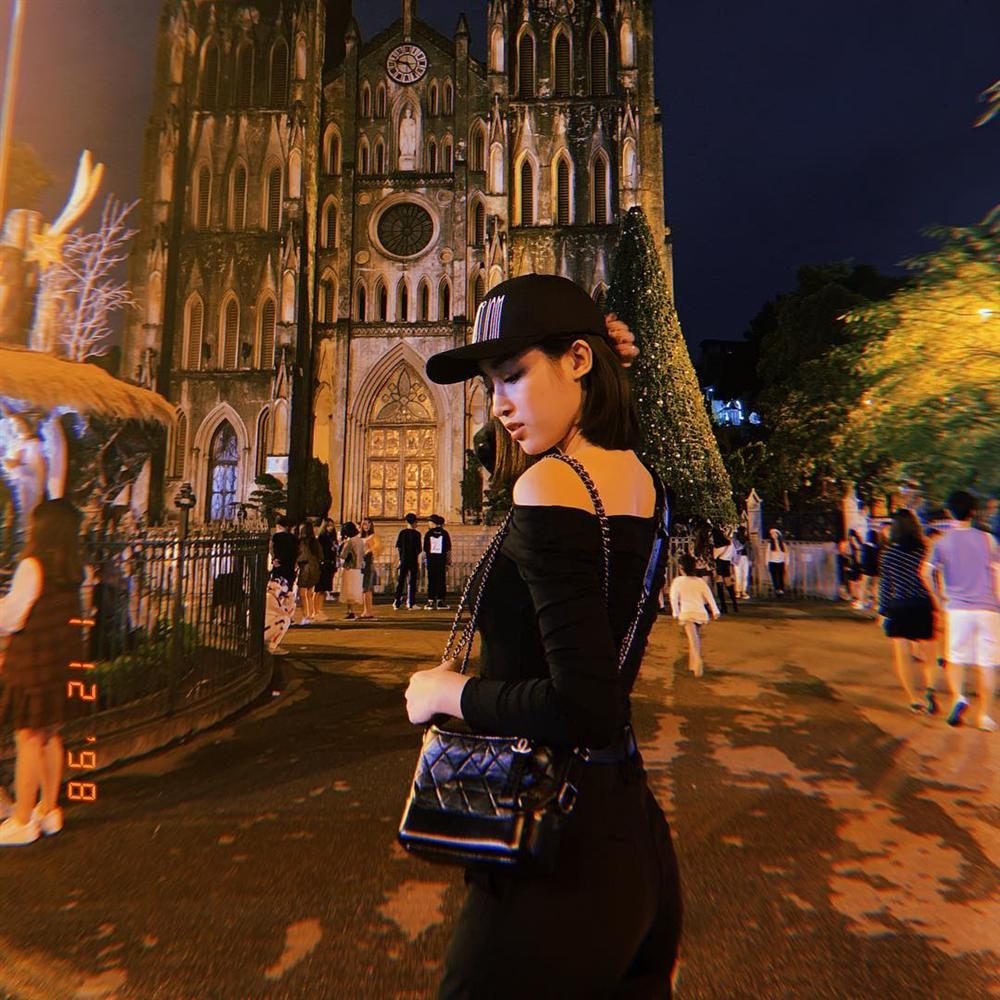 Hương Tràm khoe nửa vòng 1 nóng bỏng - Sơn Tùng bất ngờ dịu dàng đằm thắm đẹp nhất STREET STYLE sao Việt-1