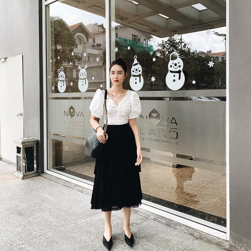 Hương Tràm khoe nửa vòng 1 nóng bỏng - Sơn Tùng bất ngờ dịu dàng đằm thắm đẹp nhất STREET STYLE sao Việt-9