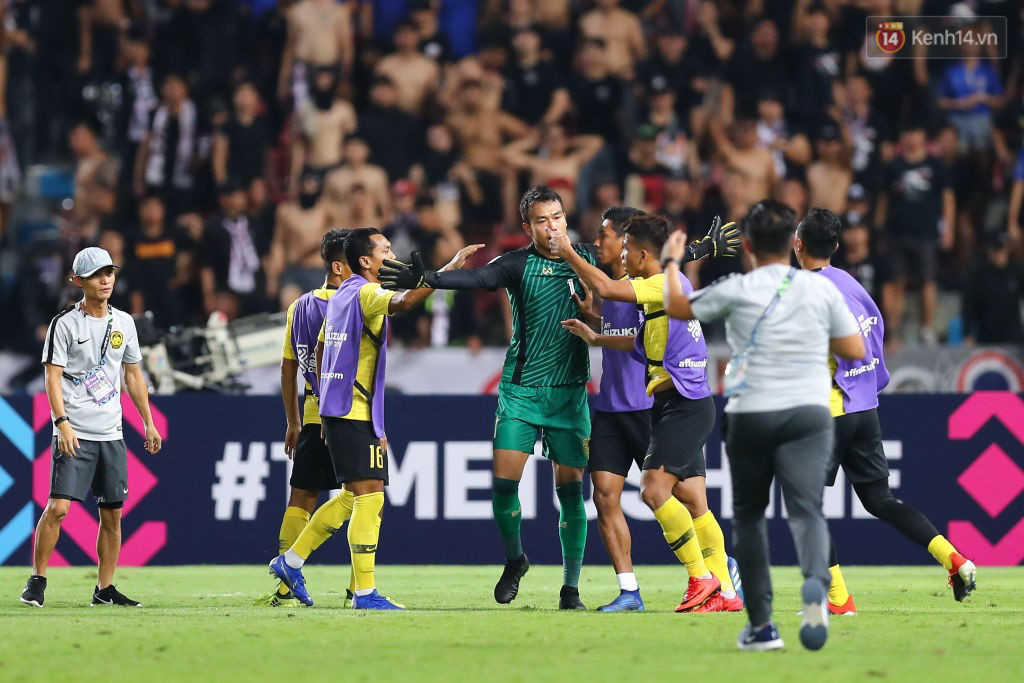 Hành động cực ngầu, tỉnh táo và quân tử của thủ môn Thái Lan trước màn trêu chọc thô thiển của cầu thủ Malaysia ngay trên sân-1