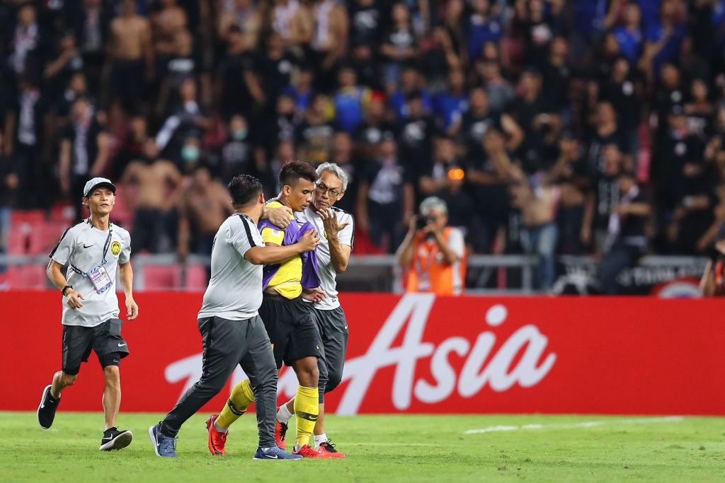 Hành động cực ngầu, tỉnh táo và quân tử của thủ môn Thái Lan trước màn trêu chọc thô thiển của cầu thủ Malaysia ngay trên sân-2