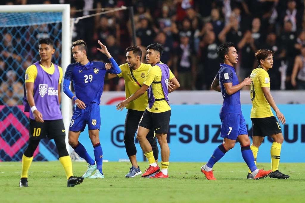 Hành động cực ngầu, tỉnh táo và quân tử của thủ môn Thái Lan trước màn trêu chọc thô thiển của cầu thủ Malaysia ngay trên sân-3