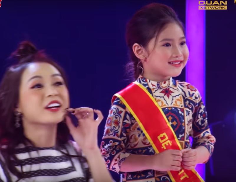 Không chỉ con gái xinh xuất sắc, vợ tươi như hoa của danh thủ Hồng Sơn cũng gây chú ý-1