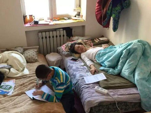 Bố tự sát, cậu bé 12 tuổi một mình chăm sóc mẹ bị ung thư xương khiến nhiều người không khỏi xót xa