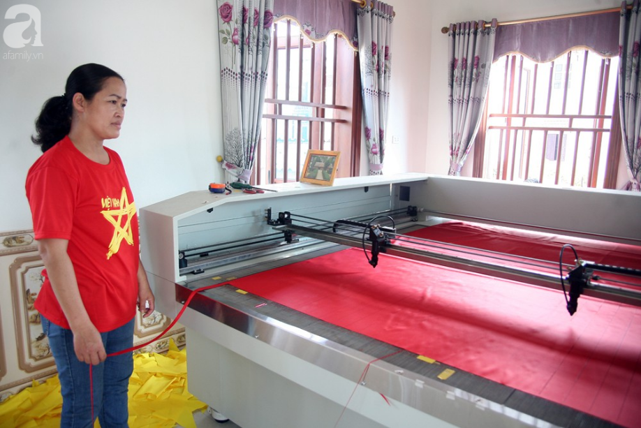 Cờ đỏ sao vàng, băng-rôn được sản xuất gấp rút trước giờ bóng lăn phục vụ người hâm mộ-1