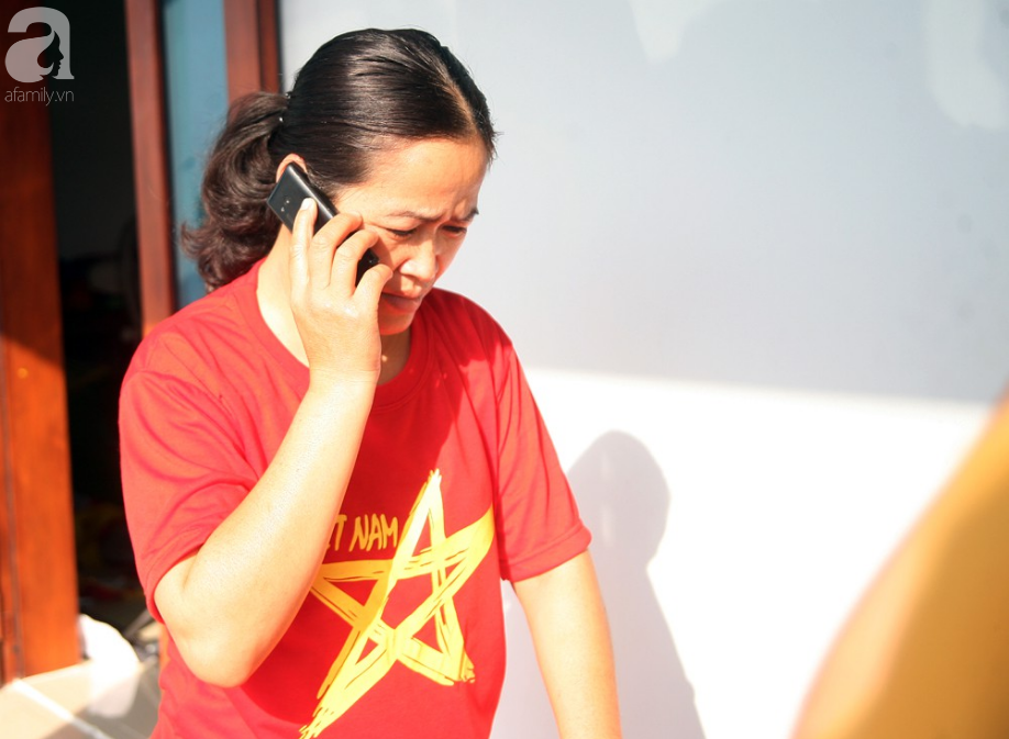 Cờ đỏ sao vàng, băng-rôn được sản xuất gấp rút trước giờ bóng lăn phục vụ người hâm mộ-11