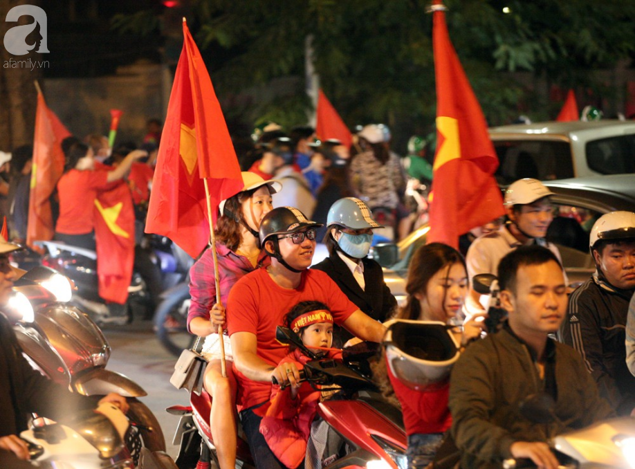 Cờ đỏ sao vàng, băng-rôn được sản xuất gấp rút trước giờ bóng lăn phục vụ người hâm mộ-12