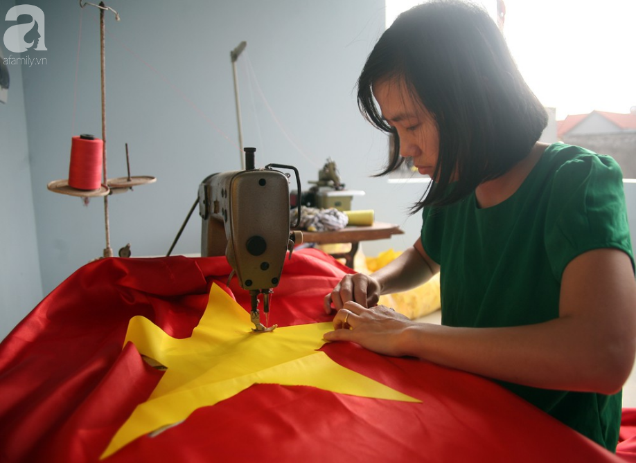 Cờ đỏ sao vàng, băng-rôn được sản xuất gấp rút trước giờ bóng lăn phục vụ người hâm mộ-2