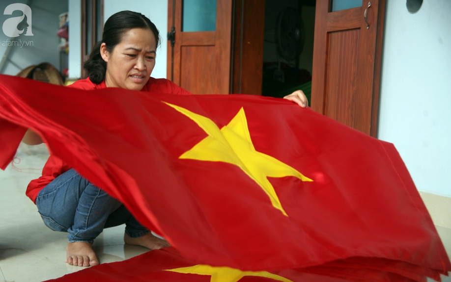 Cờ đỏ sao vàng, băng-rôn được sản xuất gấp rút trước giờ bóng lăn phục vụ người hâm mộ-3