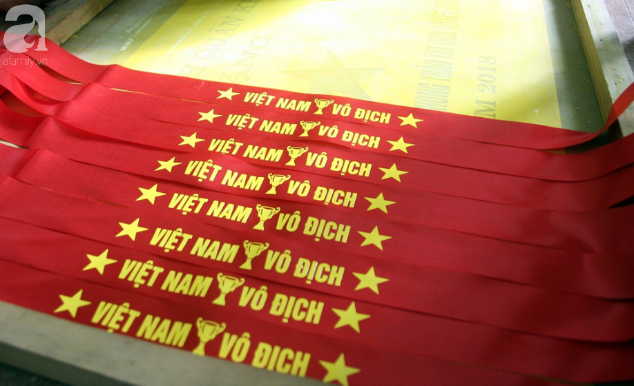 Cờ đỏ sao vàng, băng-rôn được sản xuất gấp rút trước giờ bóng lăn phục vụ người hâm mộ-5