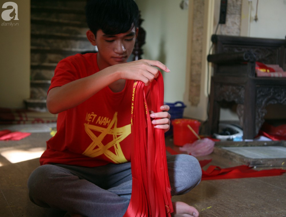 Cờ đỏ sao vàng, băng-rôn được sản xuất gấp rút trước giờ bóng lăn phục vụ người hâm mộ-7