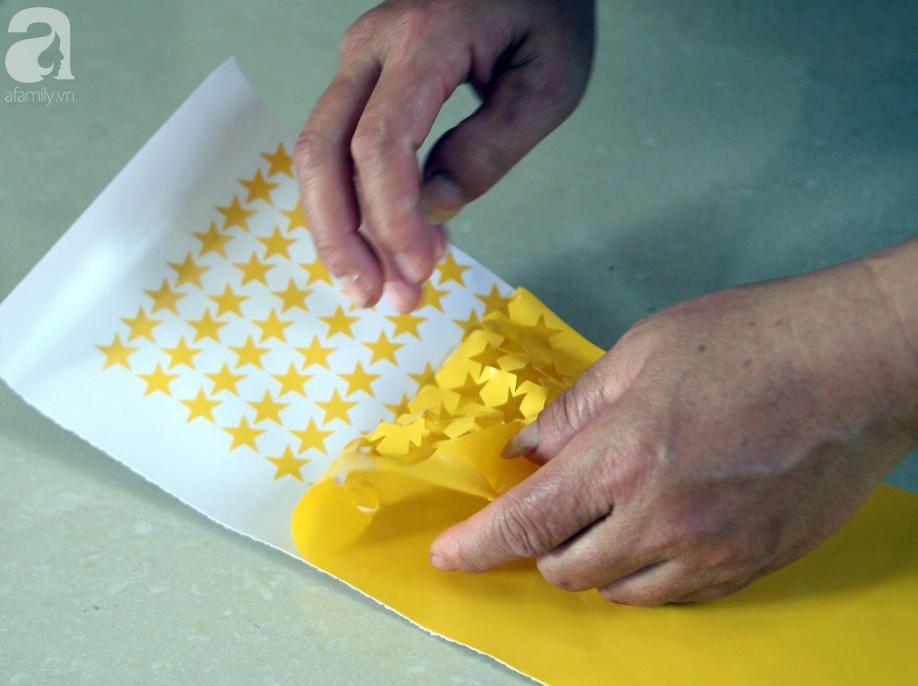 Cờ đỏ sao vàng, băng-rôn được sản xuất gấp rút trước giờ bóng lăn phục vụ người hâm mộ-9