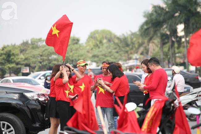 Nhiều CĐV đã có mặt ở SVĐ Mỹ Đình sớm, sẵn sàng cháy hết mình cùng các cầu thủ-1