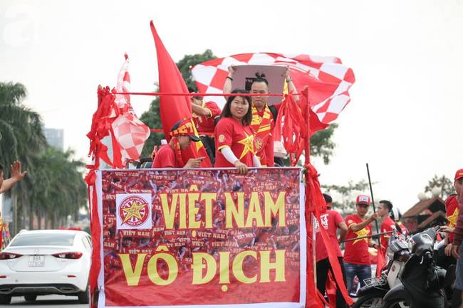 Nhiều CĐV đã có mặt ở SVĐ Mỹ Đình sớm, sẵn sàng cháy hết mình cùng các cầu thủ-2