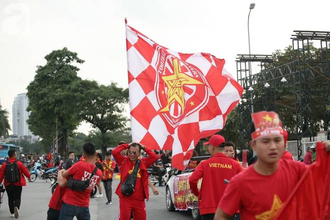 Nhiều CĐV đã có mặt ở SVĐ Mỹ Đình sớm, sẵn sàng cháy hết mình cùng các cầu thủ-3