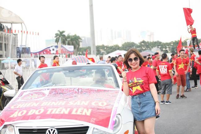 Nhiều CĐV đã có mặt ở SVĐ Mỹ Đình sớm, sẵn sàng cháy hết mình cùng các cầu thủ-4