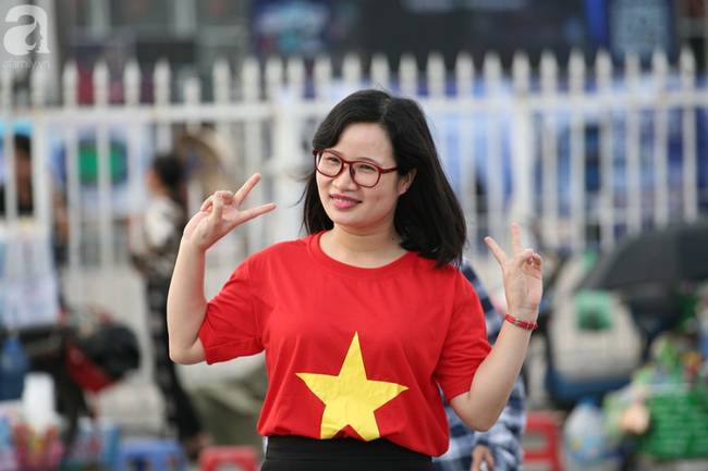 Nhiều CĐV đã có mặt ở SVĐ Mỹ Đình sớm, sẵn sàng cháy hết mình cùng các cầu thủ-6