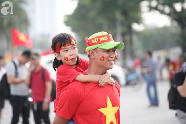 Nhiều CĐV đã có mặt ở SVĐ Mỹ Đình sớm, sẵn sàng cháy hết mình cùng các cầu thủ-8