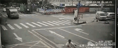 Đừng nắm tay con khi qua đường và những lời cảnh báo khiến bố mẹ giật mình thon thót vì thường mắc sai lầm này-2