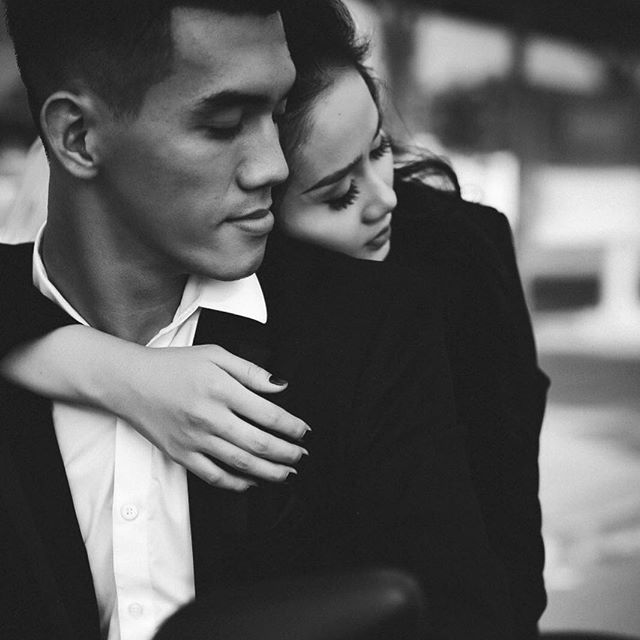 Bạn gái vua dội bom ĐTVN hớn hở khoe cặp vé giá 8 triệu-3