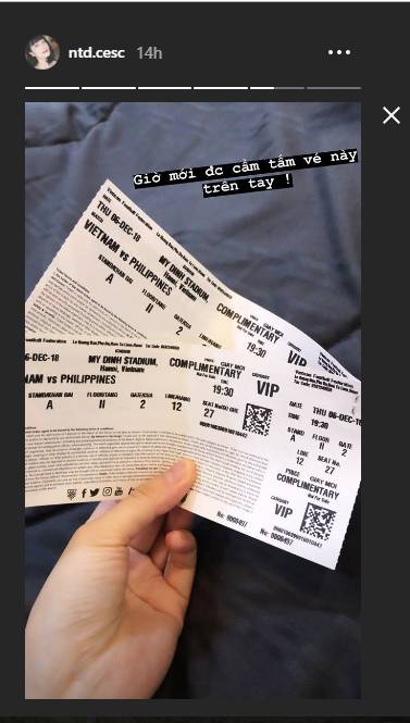 Bạn gái vua dội bom ĐTVN hớn hở khoe cặp vé giá 8 triệu-4