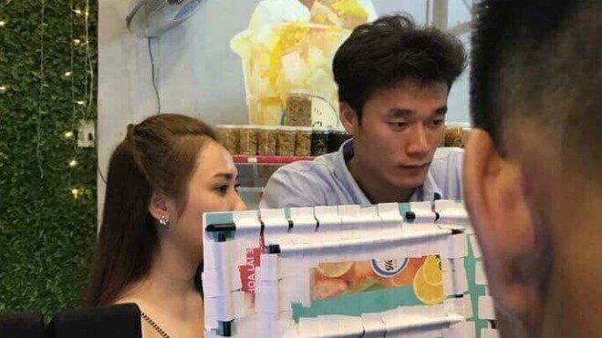 Bạn gái vua dội bom ĐTVN hớn hở khoe cặp vé giá 8 triệu-9