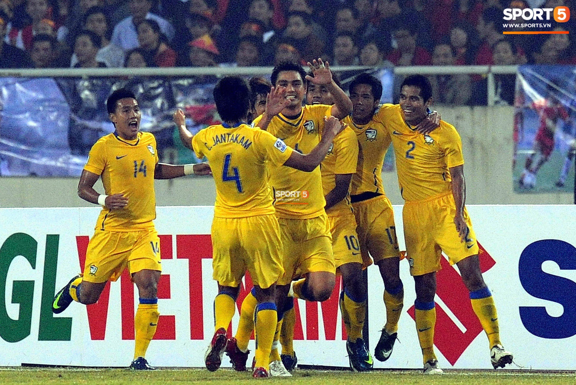 Nhìn lại những khoảnh khắc kỳ diệu trong ngày Việt Nam giành ngôi vương tại AFF Cup 2008-5