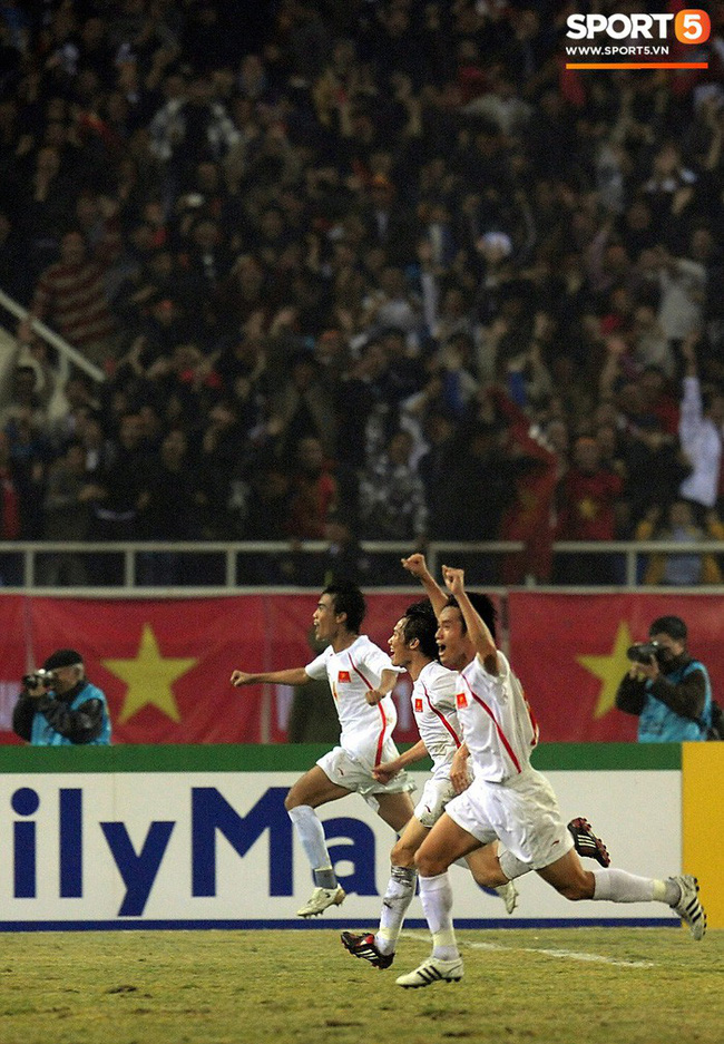 Nhìn lại những khoảnh khắc kỳ diệu trong ngày Việt Nam giành ngôi vương tại AFF Cup 2008-9