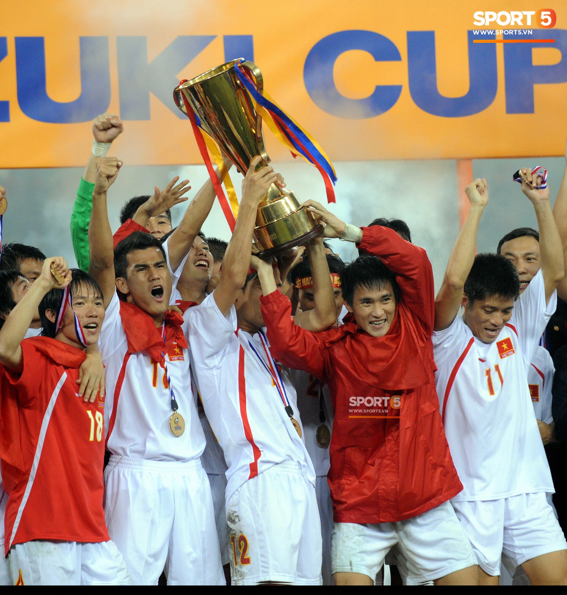 Nhìn lại những khoảnh khắc kỳ diệu trong ngày Việt Nam giành ngôi vương tại AFF Cup 2008-11