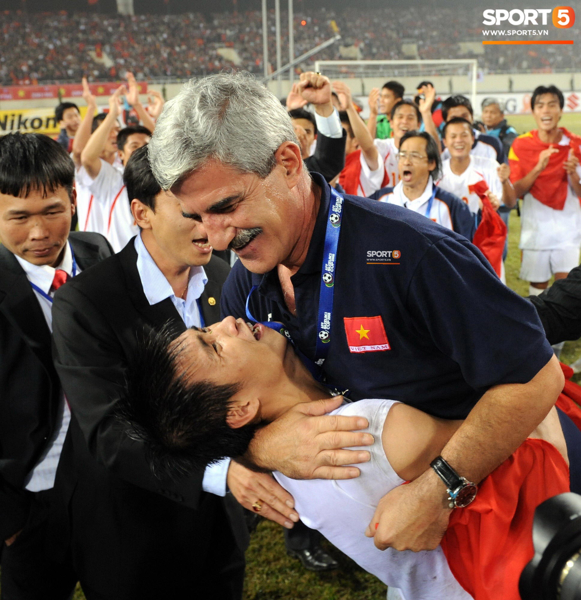 Nhìn lại những khoảnh khắc kỳ diệu trong ngày Việt Nam giành ngôi vương tại AFF Cup 2008-12