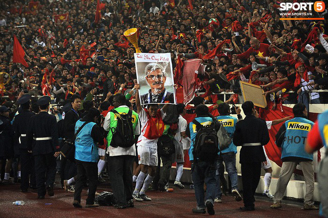 Nhìn lại những khoảnh khắc kỳ diệu trong ngày Việt Nam giành ngôi vương tại AFF Cup 2008-13