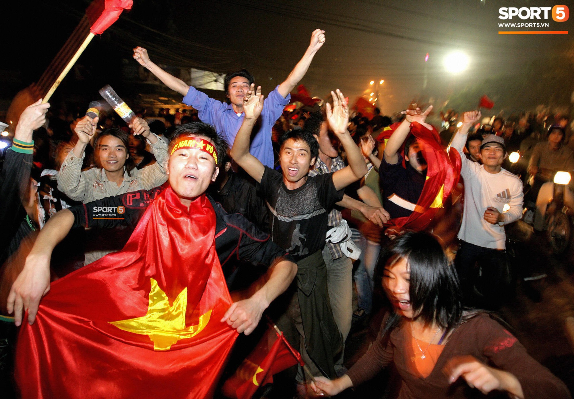 Nhìn lại những khoảnh khắc kỳ diệu trong ngày Việt Nam giành ngôi vương tại AFF Cup 2008-15