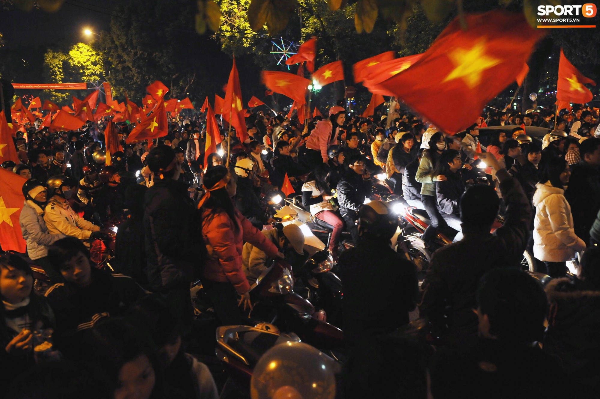 Nhìn lại những khoảnh khắc kỳ diệu trong ngày Việt Nam giành ngôi vương tại AFF Cup 2008-16