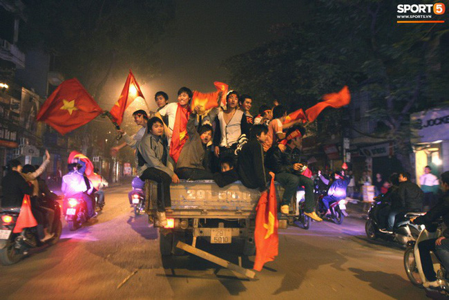 Nhìn lại những khoảnh khắc kỳ diệu trong ngày Việt Nam giành ngôi vương tại AFF Cup 2008-17