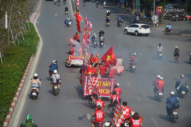 Hàng vạn CĐV tại SVĐ Mỹ Đình ôm nhau nhảy múa tưng bừng khi Việt Nam dẫn trước Philippines-51