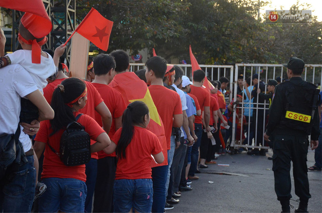 Hàng vạn CĐV tại SVĐ Mỹ Đình ôm nhau nhảy múa tưng bừng khi Việt Nam dẫn trước Philippines-46