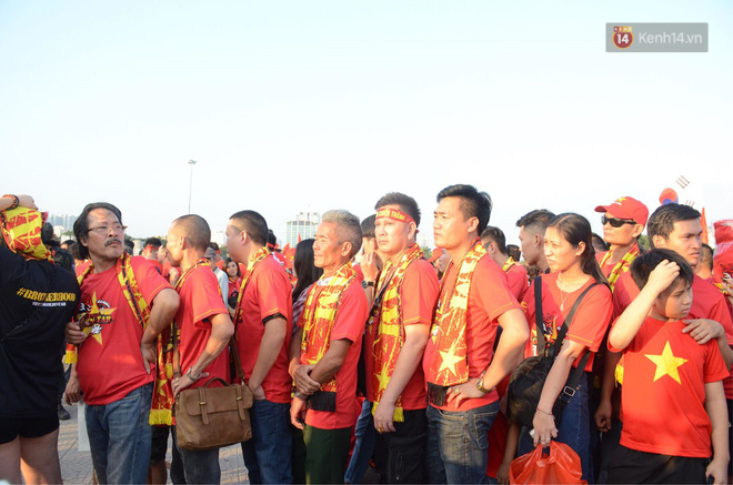 Hàng vạn CĐV tại SVĐ Mỹ Đình ôm nhau nhảy múa tưng bừng khi Việt Nam dẫn trước Philippines-45