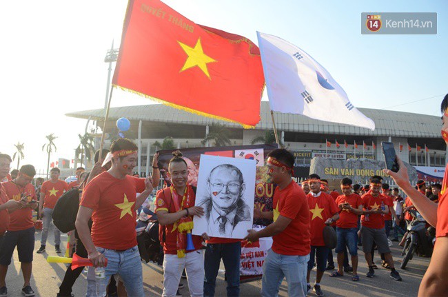 Hàng vạn CĐV tại SVĐ Mỹ Đình ôm nhau nhảy múa tưng bừng khi Việt Nam dẫn trước Philippines-61