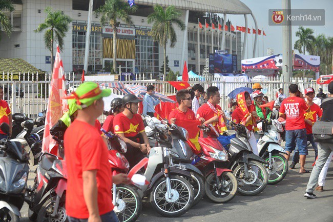 Hàng vạn CĐV tại SVĐ Mỹ Đình ôm nhau nhảy múa tưng bừng khi Việt Nam dẫn trước Philippines-52