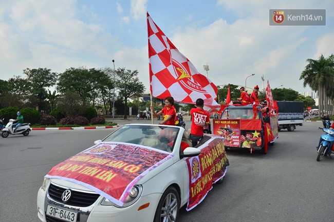 Hàng vạn CĐV tại SVĐ Mỹ Đình ôm nhau nhảy múa tưng bừng khi Việt Nam dẫn trước Philippines-53