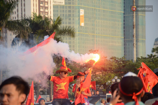 Hàng vạn CĐV tại SVĐ Mỹ Đình ôm nhau nhảy múa tưng bừng khi Việt Nam dẫn trước Philippines-39