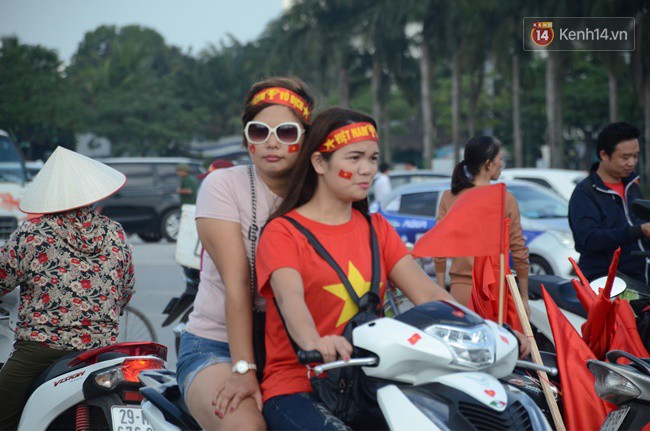 Hàng vạn CĐV tại SVĐ Mỹ Đình ôm nhau nhảy múa tưng bừng khi Việt Nam dẫn trước Philippines-73