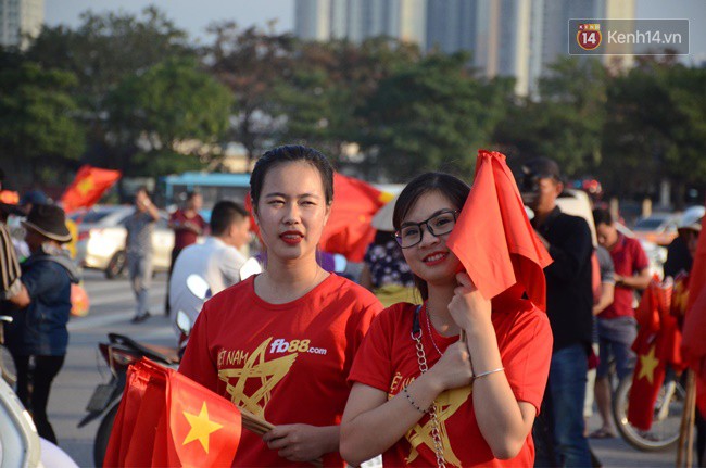 Hàng vạn CĐV tại SVĐ Mỹ Đình ôm nhau nhảy múa tưng bừng khi Việt Nam dẫn trước Philippines-62