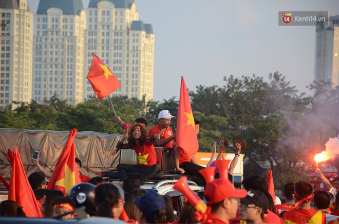 Hàng vạn CĐV tại SVĐ Mỹ Đình ôm nhau nhảy múa tưng bừng khi Việt Nam dẫn trước Philippines-41